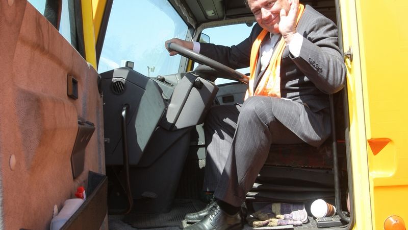 Jiří Paroubek za volantem volebního kamiónu ČSSD
