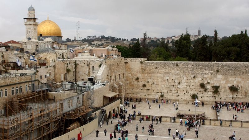 Zeď nářků je pozůstatkem vnějších hradeb jeruzalémského Chrámu. Zde podle rabínů stále přebývá Hospodin