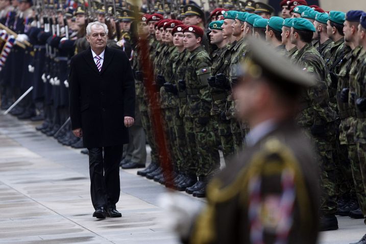 Miloš Zeman prochází před čestnou jednotkou armády.