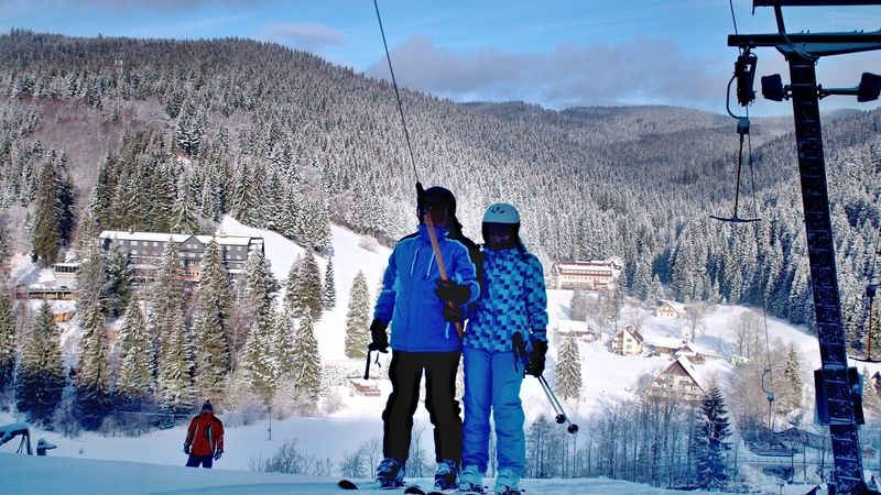 Velké Karlovice jsou díky noční sněhové nadílce opět pod sněhem a lyžaři si můžou užívat výborné podmínky.