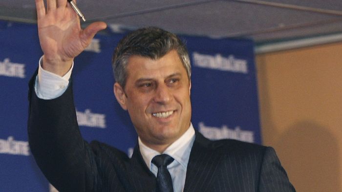 Kosovský premiér Hashim Thaci se raduje z volebního vítězství . 
