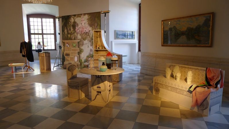 Galerie Křehký připravila kolekci Nový biedermeier s potištěným nábytkem, porcelánem a sklem. 