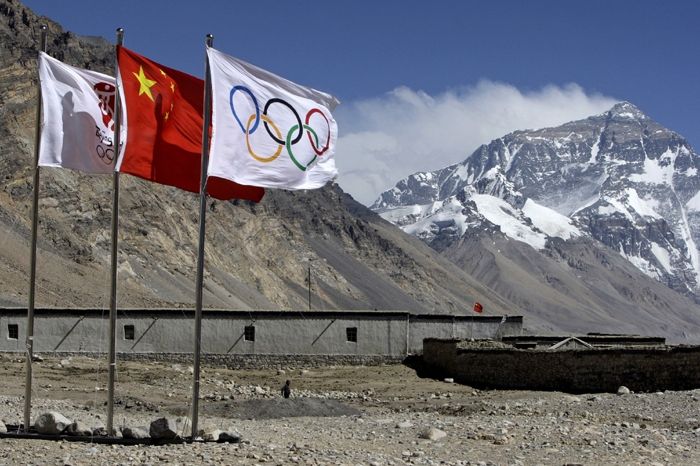 Dvojice olympijských praporů a čínská vlajka v základně pod Mount Everestem. Čínští pořadatelé chtějí na nejvyšší horu světa vynést olympijskou pochodeň.