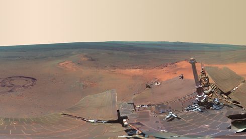 Panoramatický snímek (pravá část) okolí sondy Opportunity na Marsu