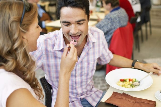 Především mezi pracovně vytíženými single ženami je v oblibě seznamování či rande během polední obědové pauzy, na nic jiného není čas.