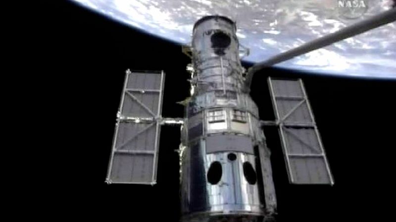 Atlantis zachytil robotickou paží Hubbleův teleskop.
