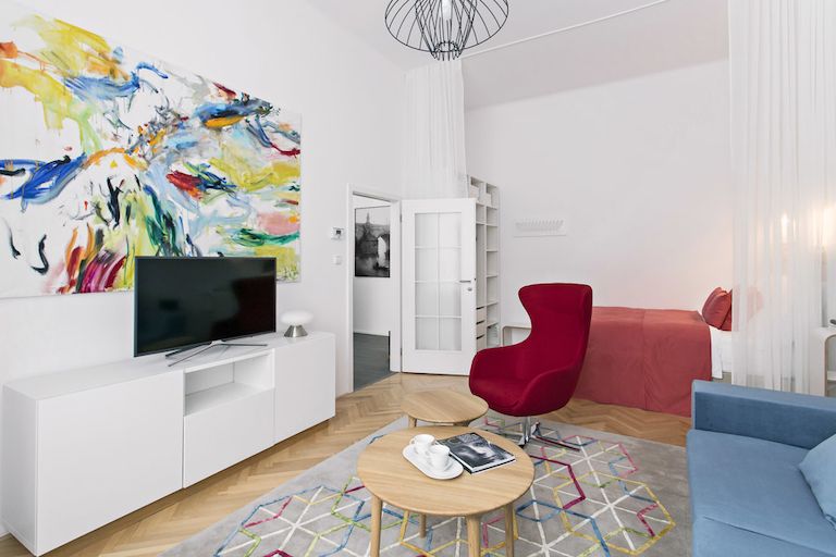 Umělecká díla a krásné barevné solitéry jsou nosnými prvky celého interiéru bytu. 