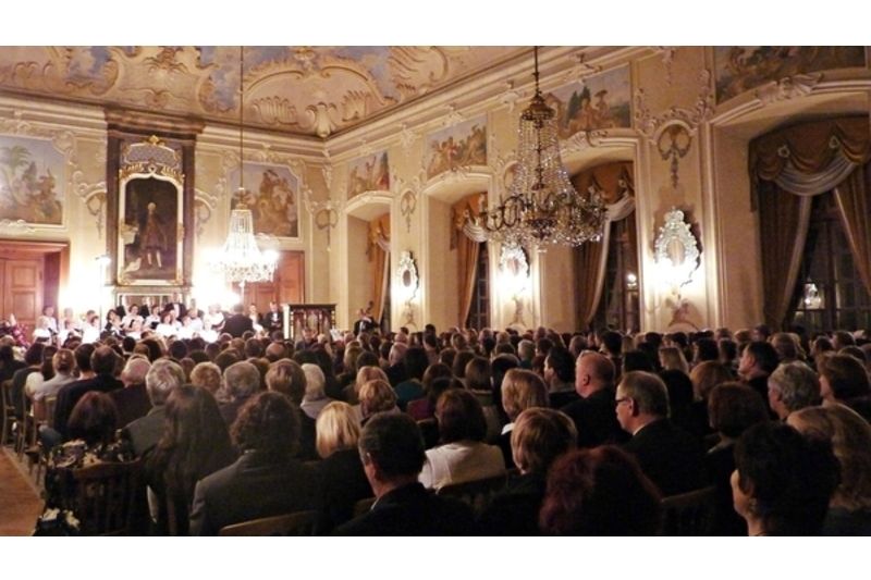 Koncerty Příbramské filharmonie se na zámku Dobříš konají vždy v předvánočním období. Letos přibude také letní vystoupení.
