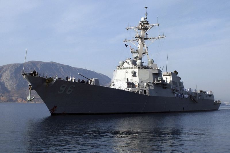 Americká loď USS Bainbridge, která v současnosti sleduje únosce kapitána plavidla Maersk Alabama.
