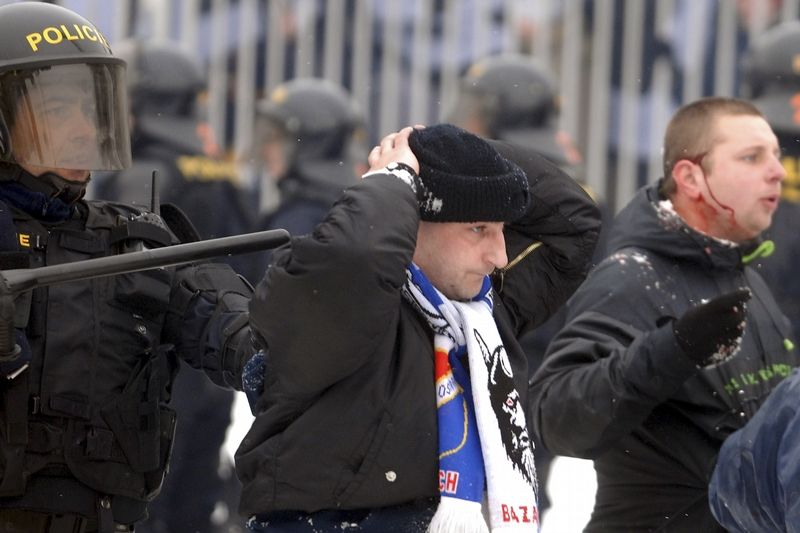 Proti problémovým fanouškům především z řad baníkovců musela v neděli během utkání 1. FC Brno - FC Baník Ostrava zasahovat policie. 