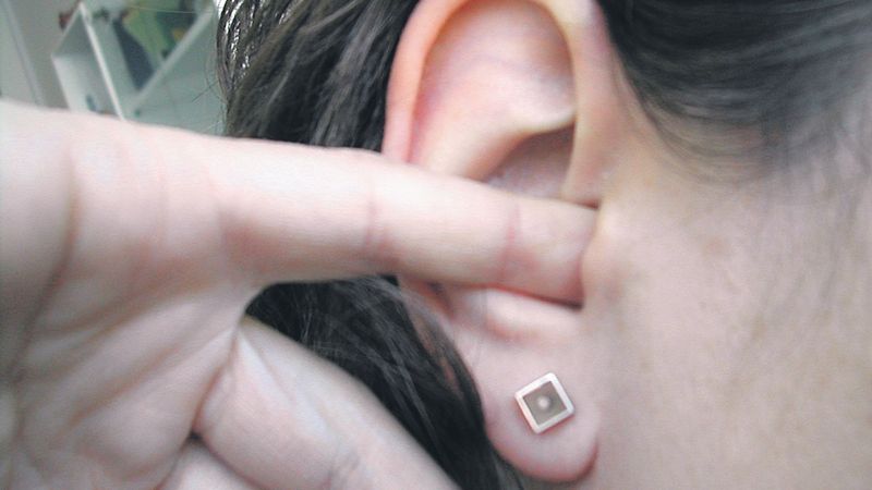 Podle lékařů se ucho v hloubce nemá čistit. Nejen že se tím tvoří mazový „špunt“, ale snadno si lze přivodit také úraz. 