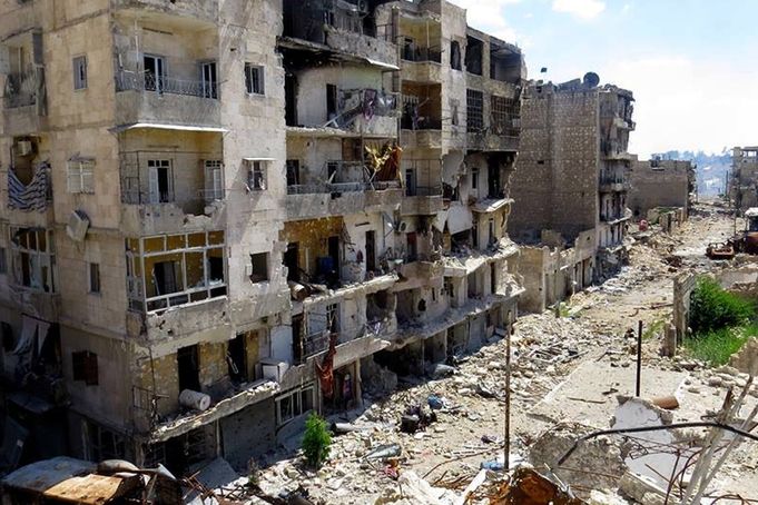 Boji poničené město Halab (Aleppo), v němž se odehrála otřesná vražda 15letého chlapce kvůli údajnému kacířství.