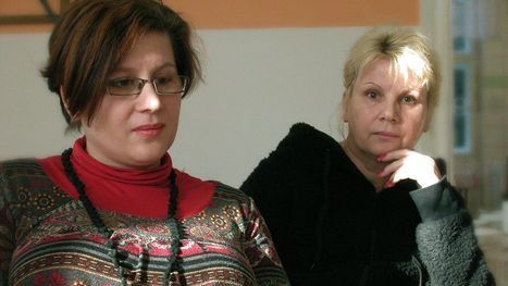 Markéta (vlevo) se už roky snaží odvrátit od pití svoji maminku Zuzanu, která sama vyrůstala s matkou alkoholičkou.