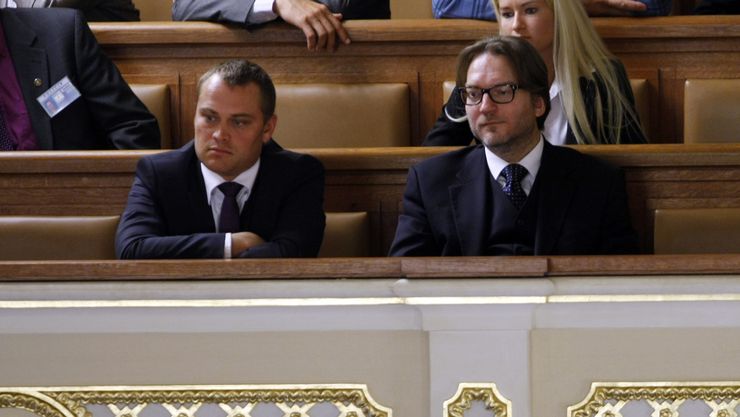 Právníci Davida Ratha Adam Černý (vlevo) a Roman Jelínek ve Sněmovně