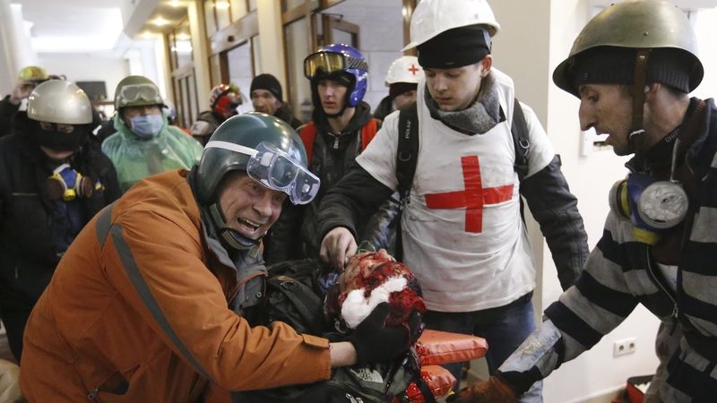 Únorové střety mezi demonstranty a ukrajinskou policií si vyžádaly téměř sto mrtvých. Desítky z nich zabili odstřelovači.  