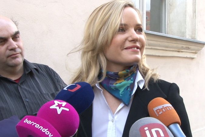 Příchod Kateřiny Klasnové na schůzku s Milošem Zemanem