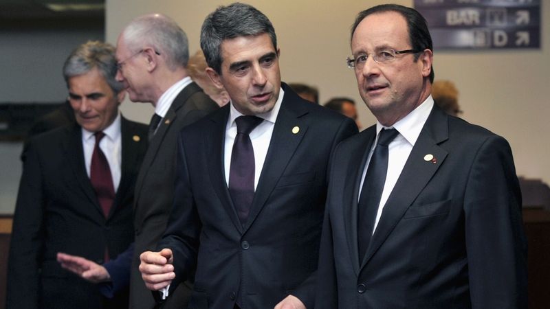 Bulharský prezident Rosen Plevneliev (v popředí vlevo) a francouzský prezident François Hollande (vpravo) na summitu EU v Bruselu