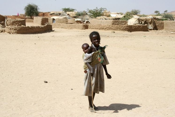 Konflikt v súdánském Dárfúru si už vyžádal přes 300 000 obětí a desetitisíce dalších donutil k útěku za hranice, jako tuto malou dívku v uprchlickém táboře v Čadu.