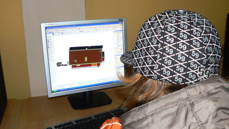 Jedno ze stanovišť bylo i u počítačů, kde si žáci prohlédli projekty domů zdejších současných studentů.