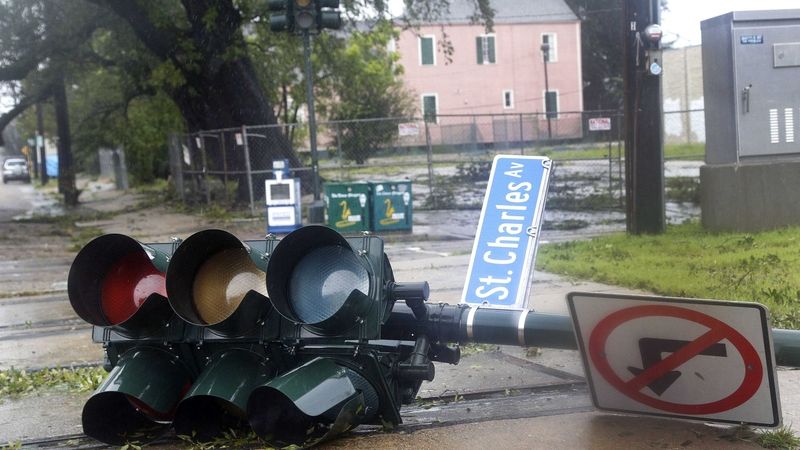 Zřícený semafor po hurikánu Isaac v New Orleans