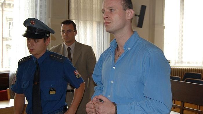 Michala Vlčana přivedla k soudu z vězení eskorta.