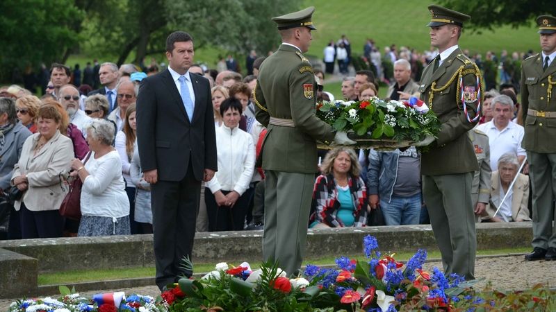 Pokládání věnců v Lidicích u hrobu lidických mužů se k 72.výročí účastní i mnozí čeští politici. Je mezi nimi i předseda poslanecké sněmovny Jan Hamáček.