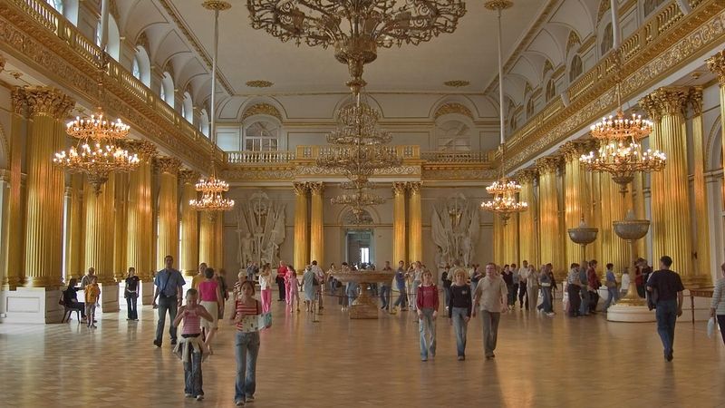 Tisíce turistů procházejí každý den stovkami sálů a obdivují jednu z největších sbírek umění na světě.