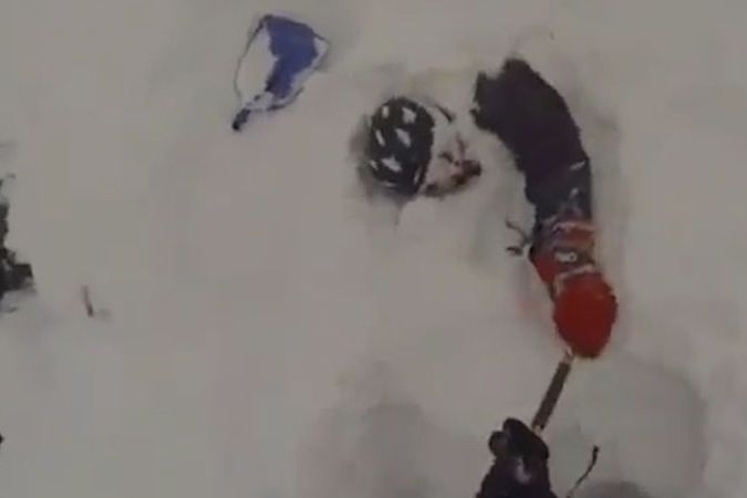 BEZ KOMENTÁŘE: Kamera na helmě natočila záchranu lyžaře, kterého zasypala lavina