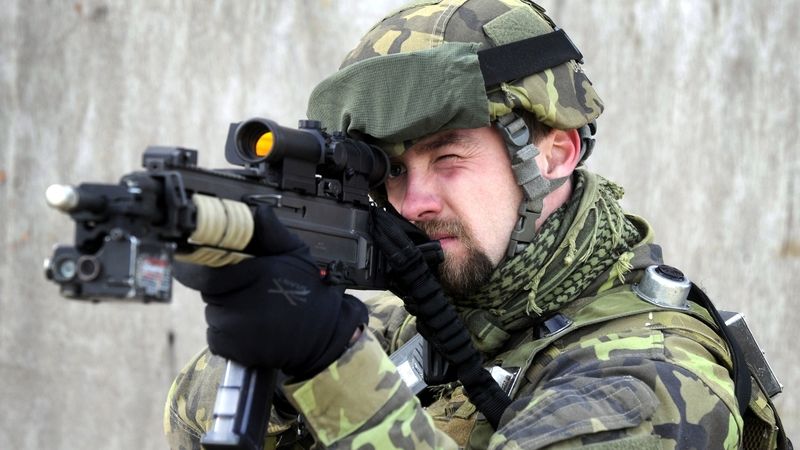 Armáda koupila od České zbrojovky 8000 pušek Bren za 1,5 miliardy korun.