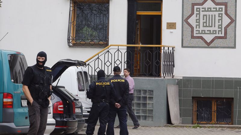 Policisté zasahující v objektu Islámské nadace na Černém mostě v Praze