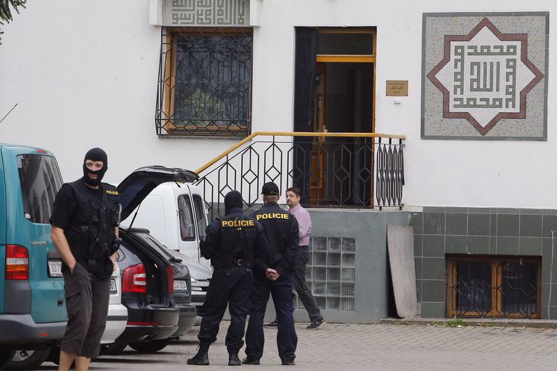 Policisté zasahující v objektu Islámské nadace na Černém mostě v Praze