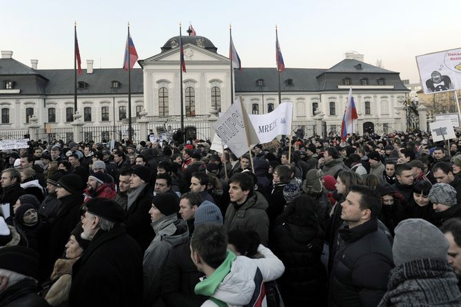 Asi dva tisíce nespokojených občanů protestovaly na bratislavském Náměstí SNP proti údajné rozsáhlé politické korupci na Slovensku v letech 2005 a 2006.