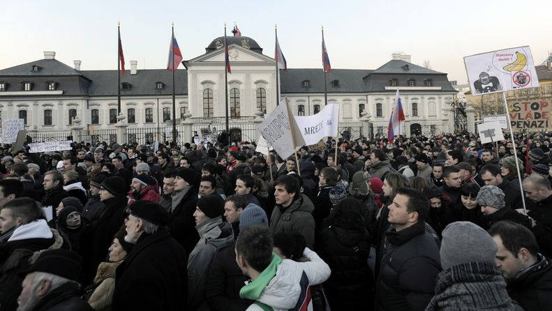 Bouřlivá atmosféra po propuknutí aféry Gorila, se z ulice přenesla i do slovenského parlamentu.