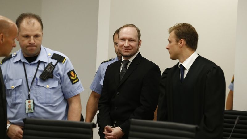 Breivika přivádějí k soudu, kde si vyslechl rozsudek.