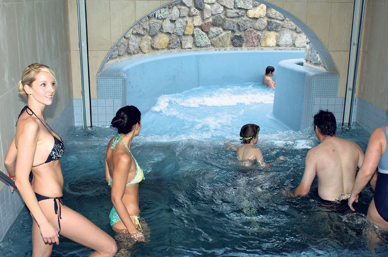Součástí plaveckého bazénu ve sportovním centru je také vířivka. 