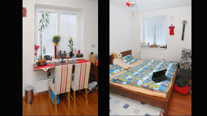 Místo jídelního stolu jen skládací pult u parapetu (vlevo). Pro celý byt kromě koupelny jsou typické bílé stěny, platí to i v ložnici.