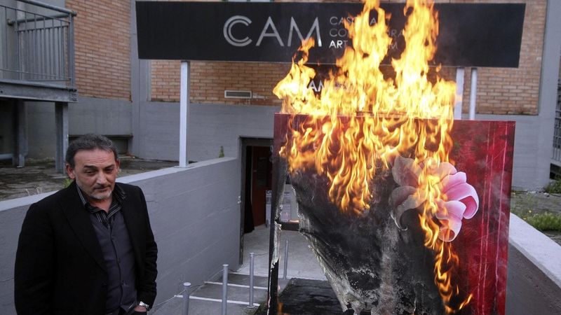 Ředitel muzea Antonio Manfredi u hořícího obrazu