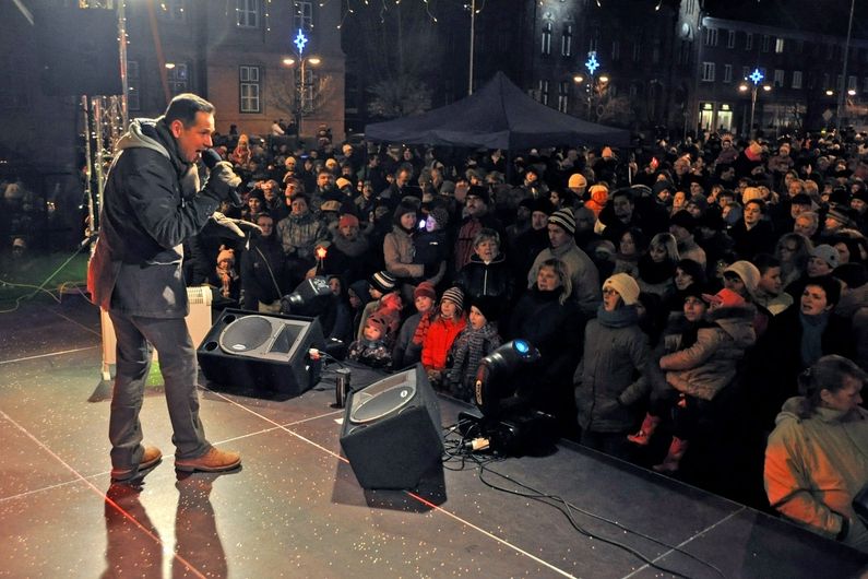 Před zaplněným náměstím v Bohumíně zazpíval Pavel Vítek své hity i vánoční koledy.