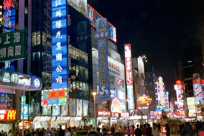 Ulice Nanjing je v Šanghaji vyhlášeným nákupním korzem