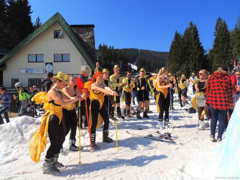 Na start s modrou jarní oblohou nastoupily desítky lyžařů ve všemožných maškarních převlecích.