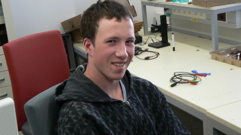 Adam Halbich na svém studentském pracovišti na gymnáziu.