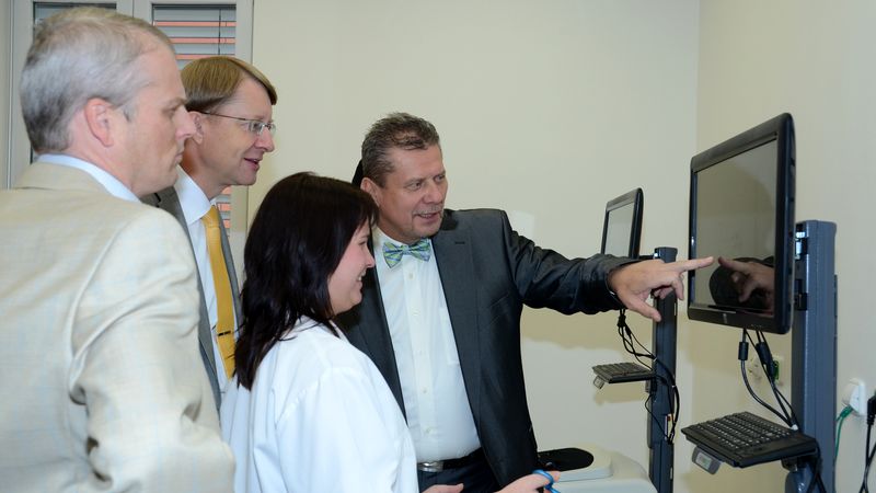 Studentka zkouší laparoskopicky operovat pod dohledem děkana Jiřího Mayera (uprostřed) a přednosty Ivana Čapova (vpravo).