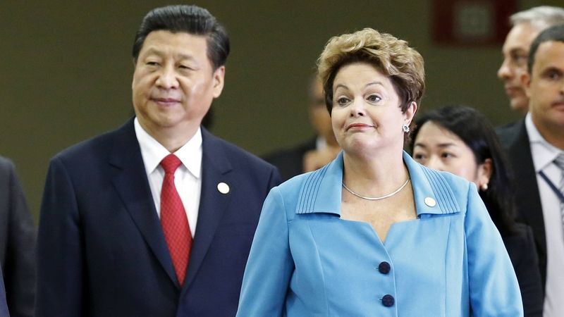 Brazilská prezidentka Dilma Rousseffová se svým čínským protějškem Si Ťin-pchingem během summitu BRICS ve Fortaleze