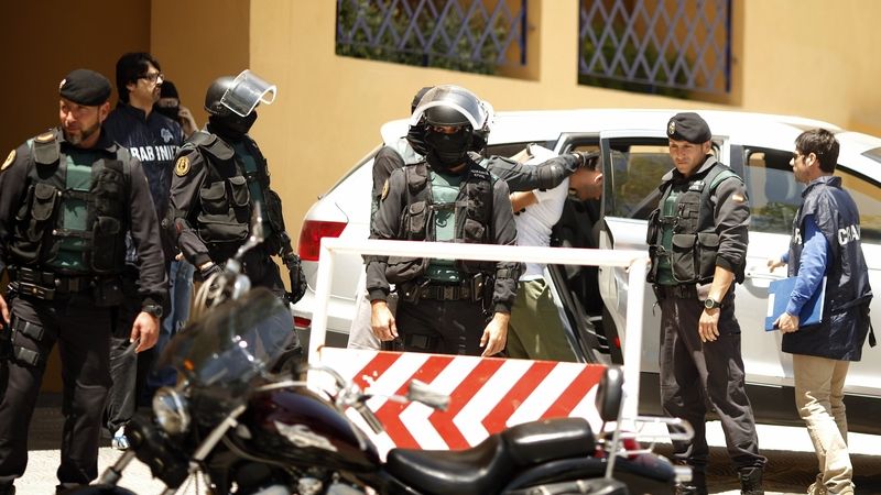 Španělská a italská policie převáží zadrženého člena takzvaného Polverinova klanu.