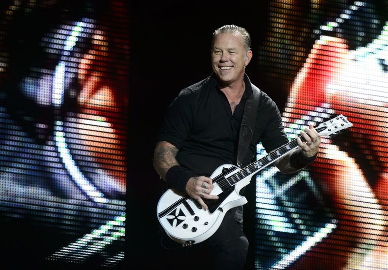 James Hetfield z americké metalové skupiny Metallica, která v průtrži mračen vystoupila 8. července v Praze na festivalu Aerodrome.
