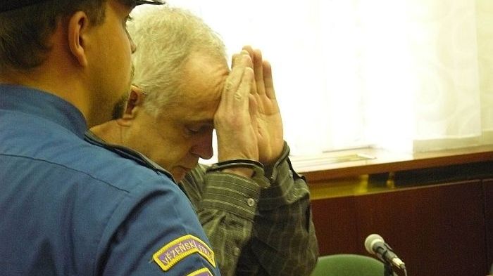 Obžalovaný Pavel Pokorný si v soudní síni zakrýval obličej před fotoaparáty.