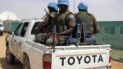 Příslušníci mírových sborů v Súdánu vyrážejí na hlídku.
