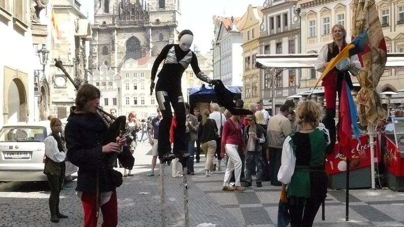 Pro pouliční umělce by měla být místa v centru Prahy tabu. 