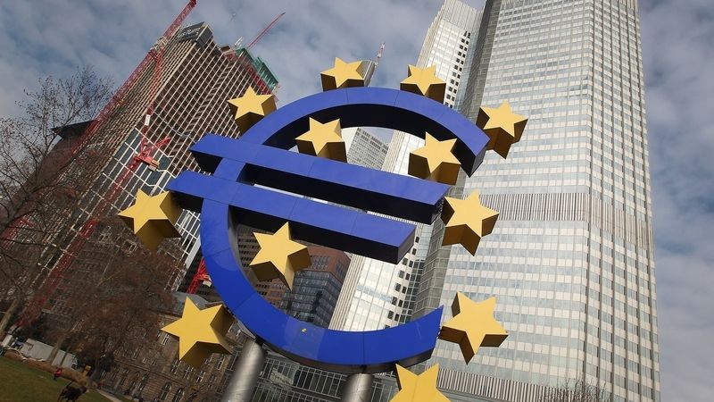 Znak eura před sídlem Evropské centrální banky ve Frankfurtu nad Mohanem
