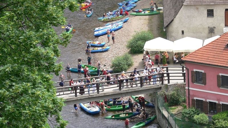 Projekt Jedu vodu usiluje o to, aby Vltava, nejnavštěvovanější česká řeka, byla i po letním náporu vodáků co nejčistší.